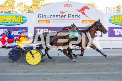 Hughey_13-12-2025_WIN_Glouester-Park_1__09