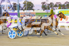 2025_PACEPIX_GP22082025_Race2_Soundwave_WIN_WEB-5